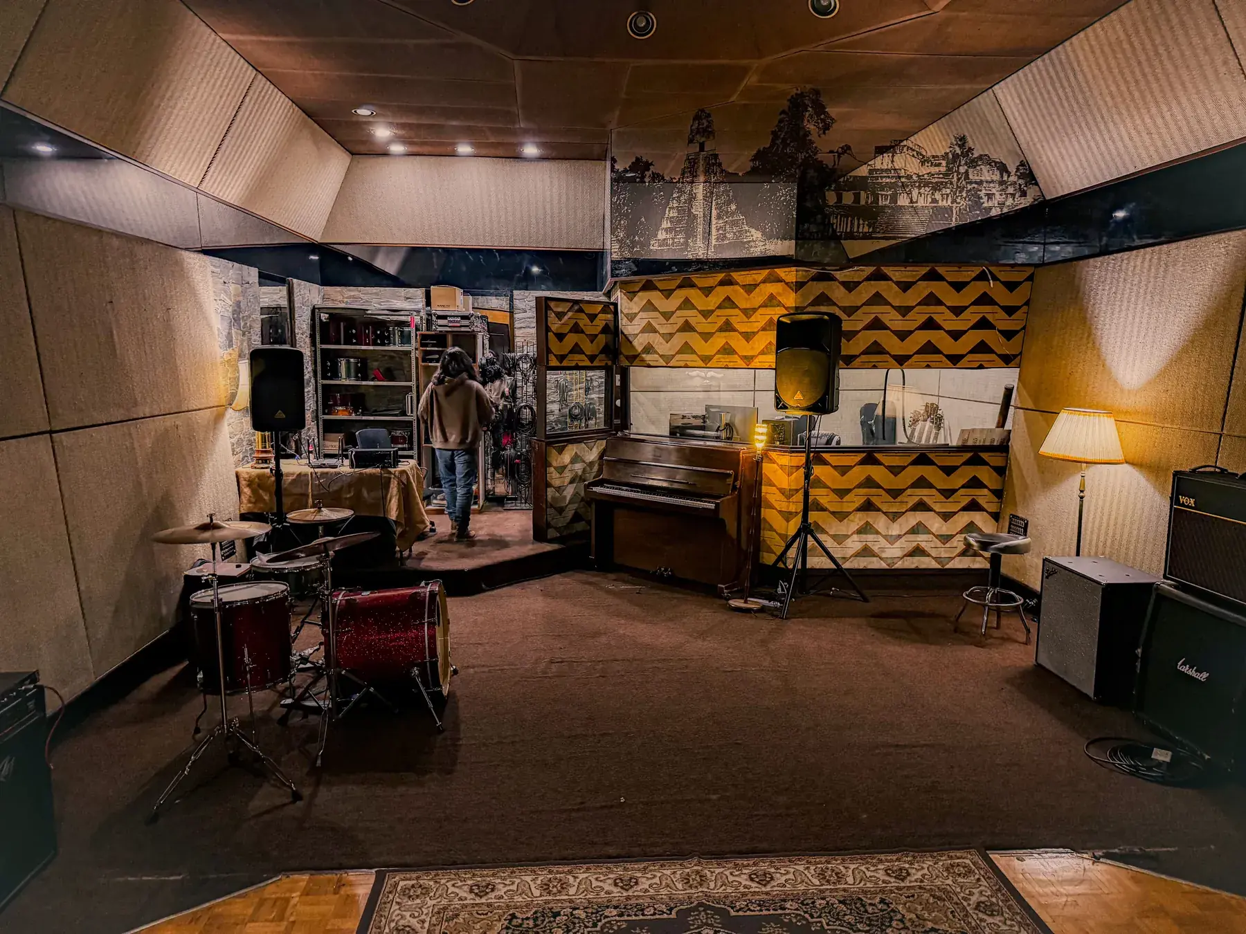 Sala principal de Phantom Records con batería, piano y amplificadores