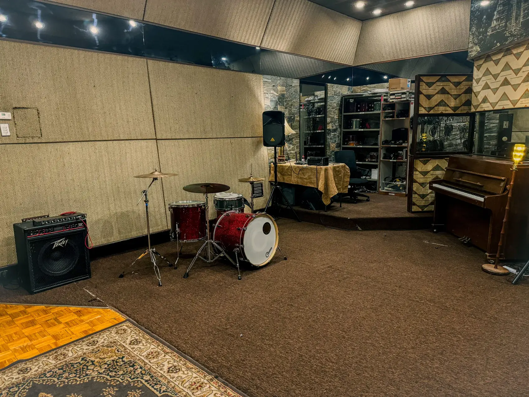 Sala principal de grabación de Phantom Records con batería y piano