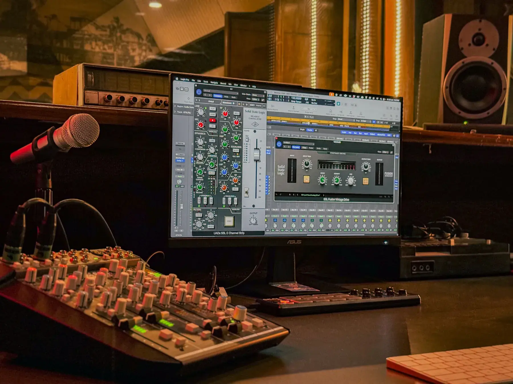 Sala de control de Phantom Records con consola, Mac y plugins de SSL