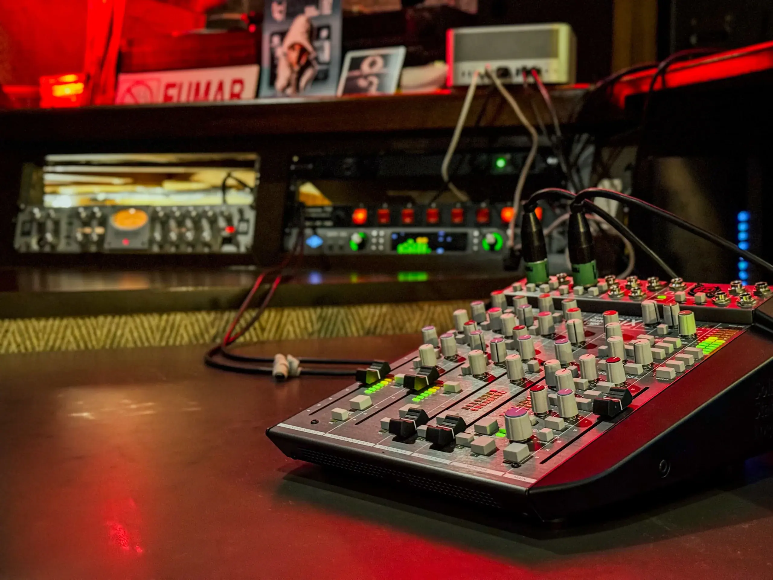 Consola de mezcla y rack de procesamiento en la sala de control