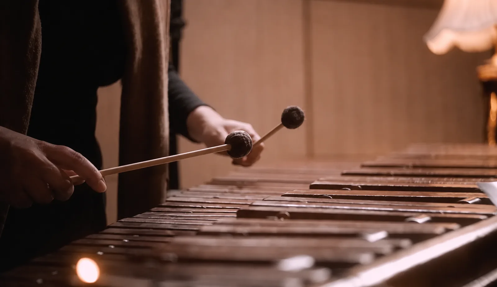 Interpretación de marimba con baquetas durante una grabación en Phantom Records